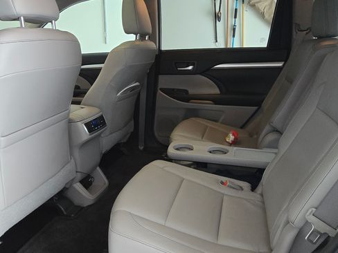 Used 2014 Toyota Highlander XLE image 8