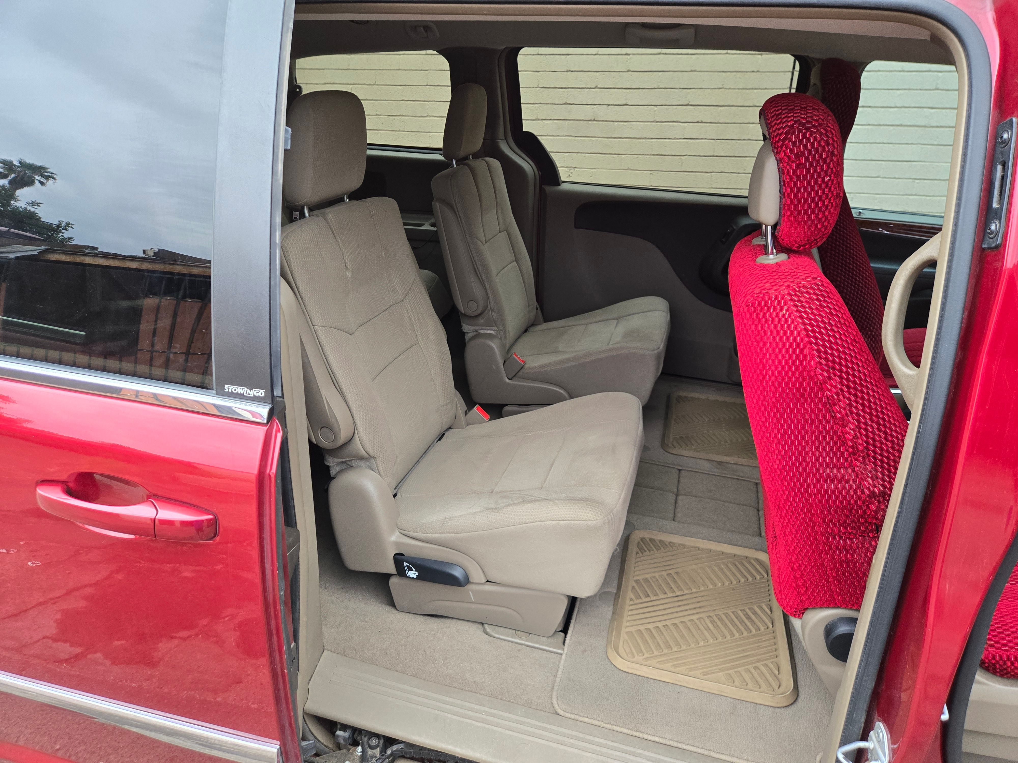 Used 2014 Chrysler Town & Country Touring FWD image 10