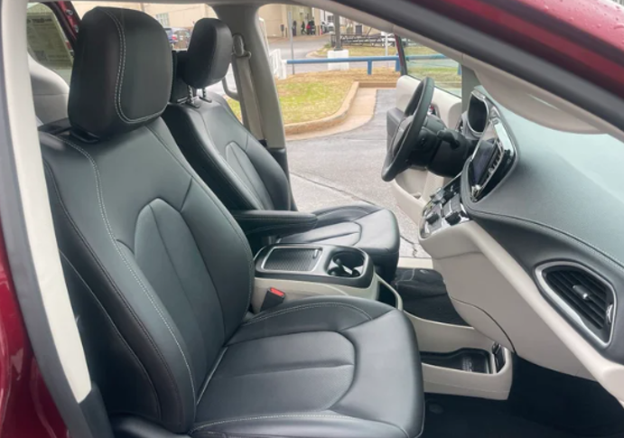 Used 2023 Chrysler Pacifica Touring-L w/ Uconnect Theater Family Group AWD/4WD image 4