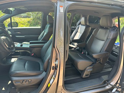 Used 2022 Toyota Sienna XSE w/ XSE Plus Package FWD image 8