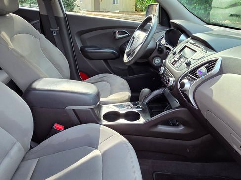 Used 2011 Hyundai Tucson GL image 22