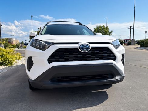 Used 2021 Toyota RAV4 LE AWD/4WD image 12