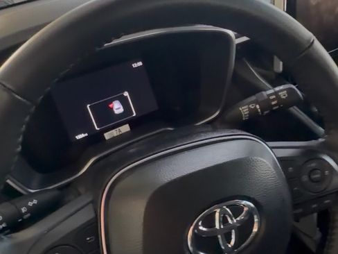 Used 2025 Toyota Corolla Cross XLE image 14