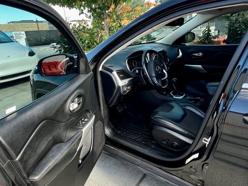 Used 2018 Jeep Cherokee Latitude Plus AWD/4WD image 6