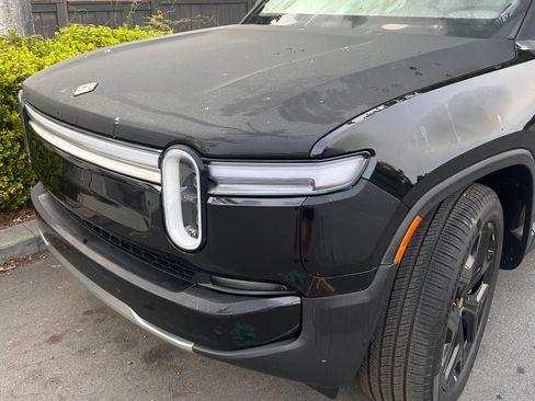 Used 2025 Rivian R1S Adventure image 19