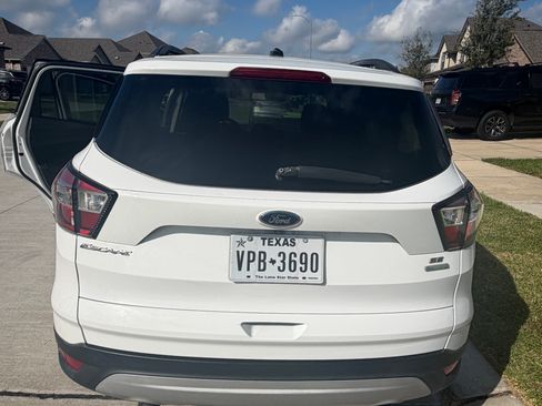 Used 2018 Ford Escape SE image 2