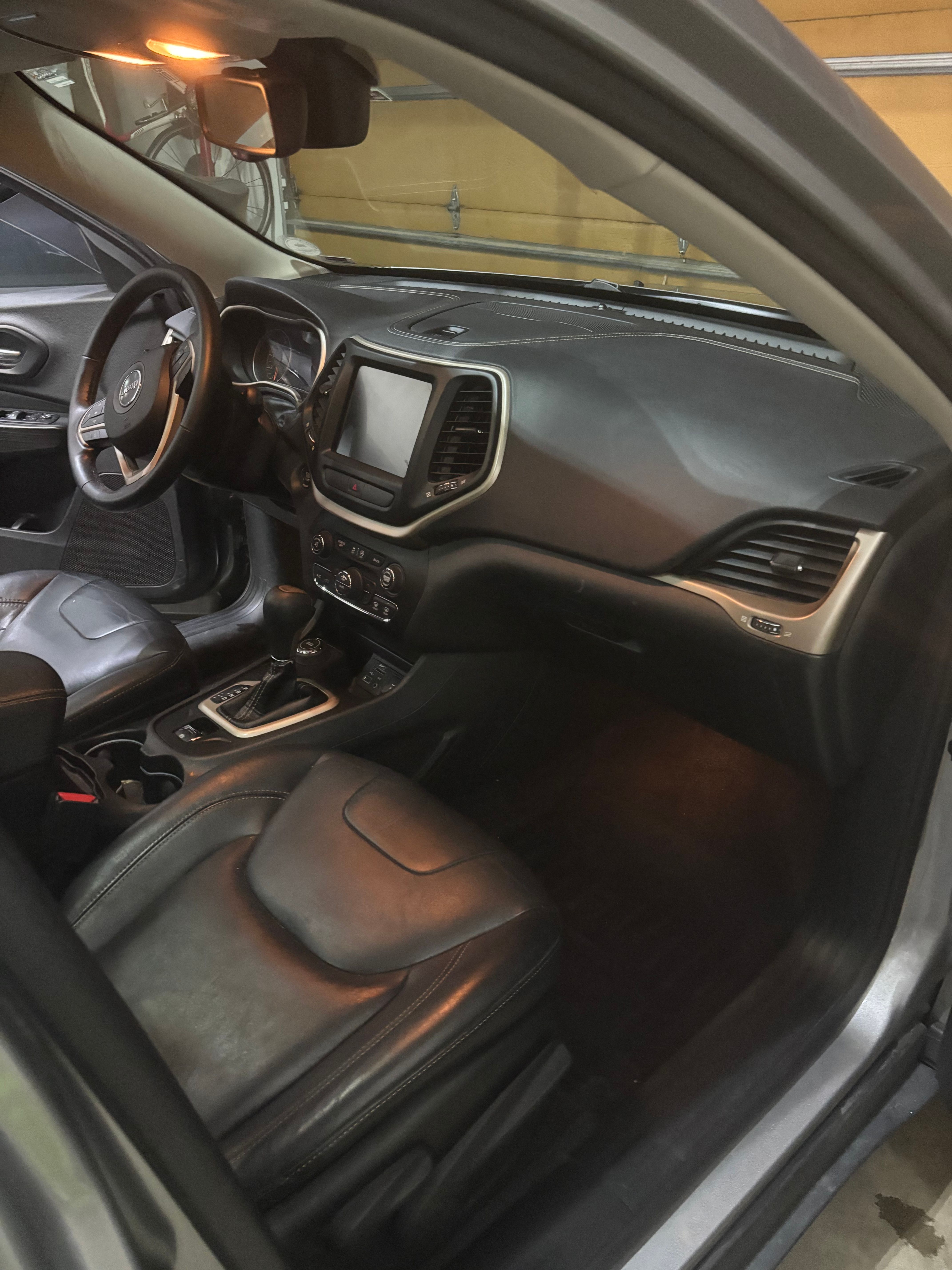 Used 2016 Jeep Cherokee Limited AWD/4WD image 4