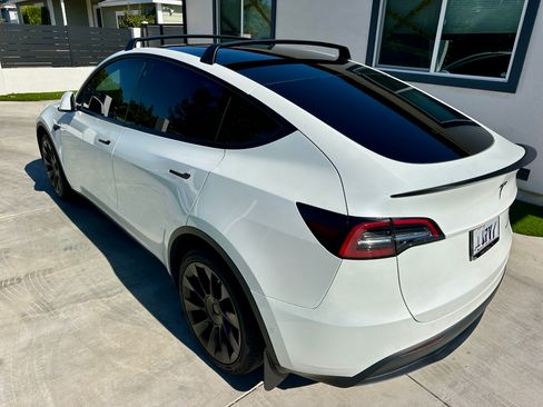 Used 2022 Tesla Model Y Long Range image 12