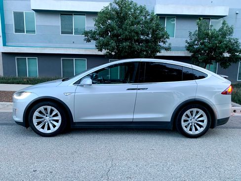 Used 2016 Tesla Model X 90D image 4
