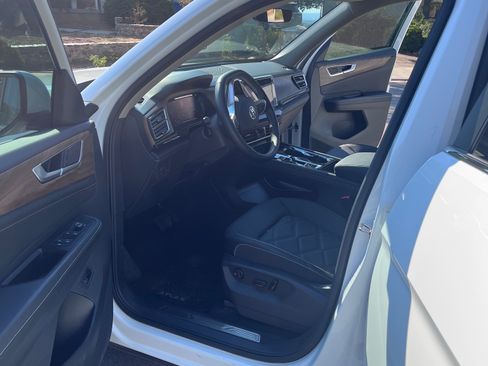 Used 2025 Volkswagen Atlas SE AWD/4WD image 15