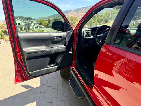 Used 2018 Toyota Tacoma Limited image 17