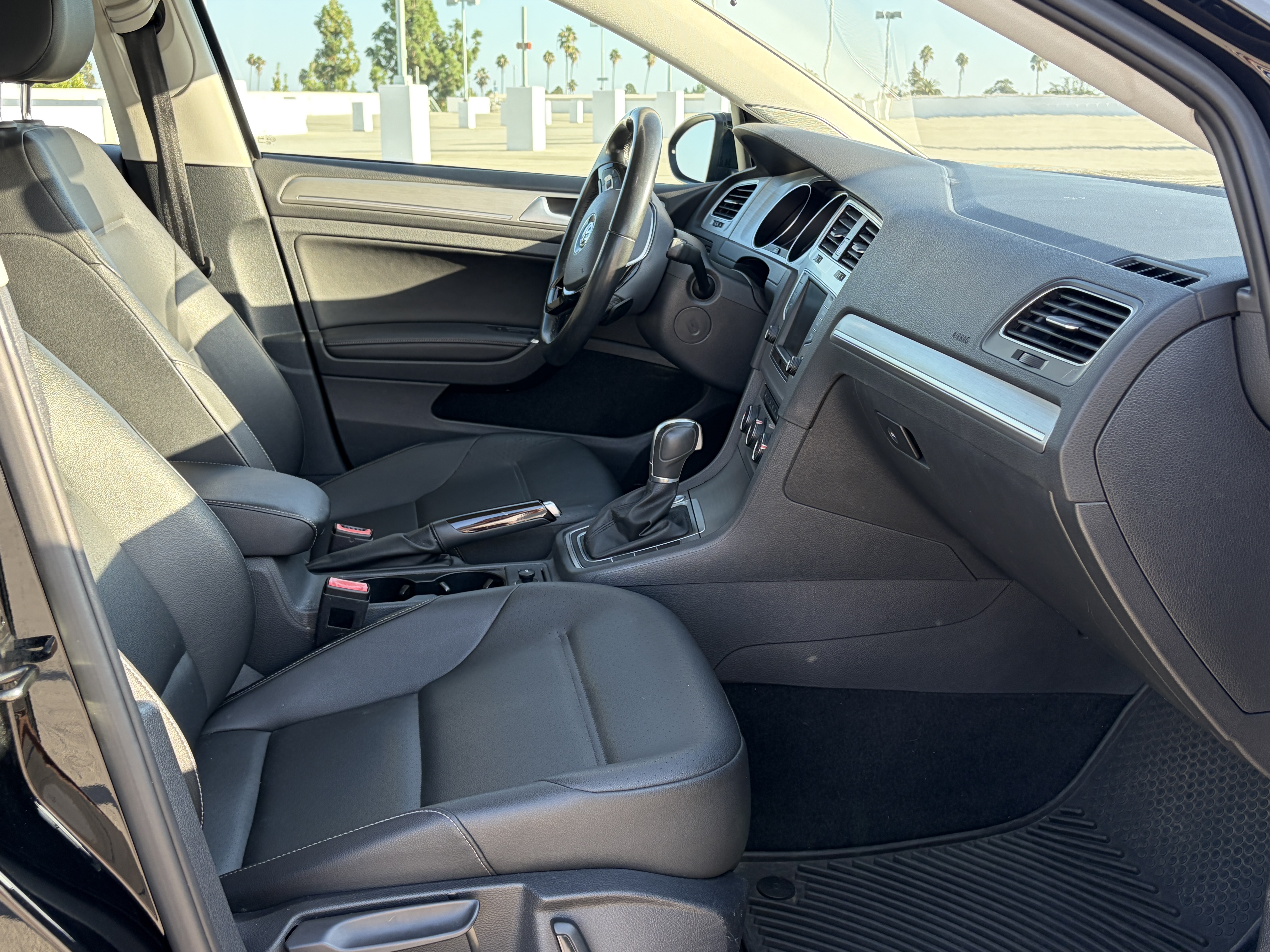 Used 2016 Volkswagen Golf SE w/ Lighting Package FWD image 27