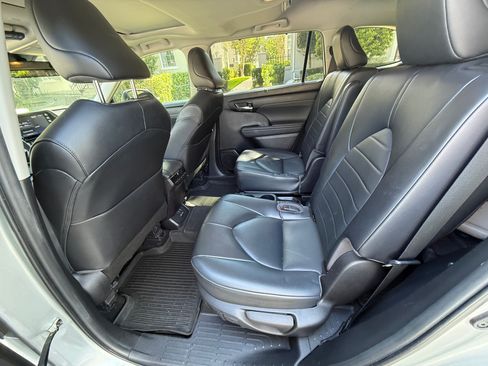 Used 2022 Toyota Highlander XLE FWD image 13