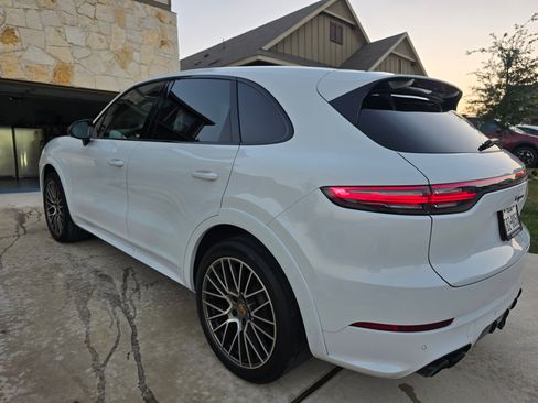 Used 2023 Porsche Cayenne Platinum Edition image 8