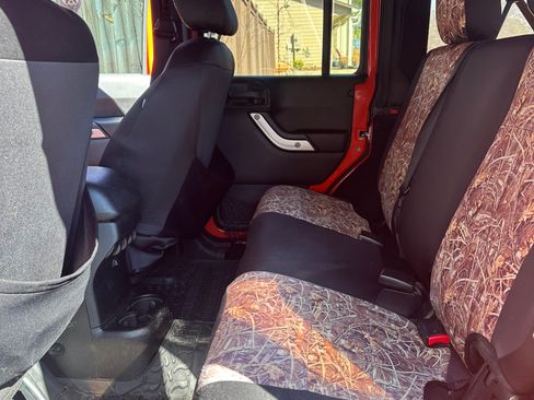 Used 2015 Jeep Wrangler Unlimited Sahara w/ Max Tow Package image 8