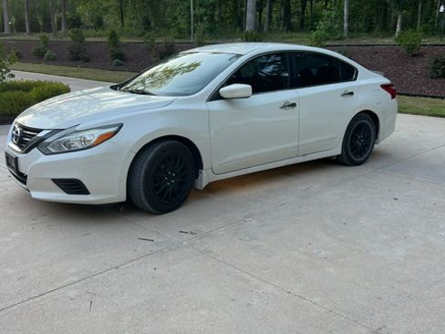 Used 2017 Nissan Altima 2.5 S w/ Power Driver Seat Package FWD image 1