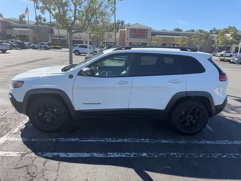 Used 2019 Jeep Cherokee Trailhawk image 4