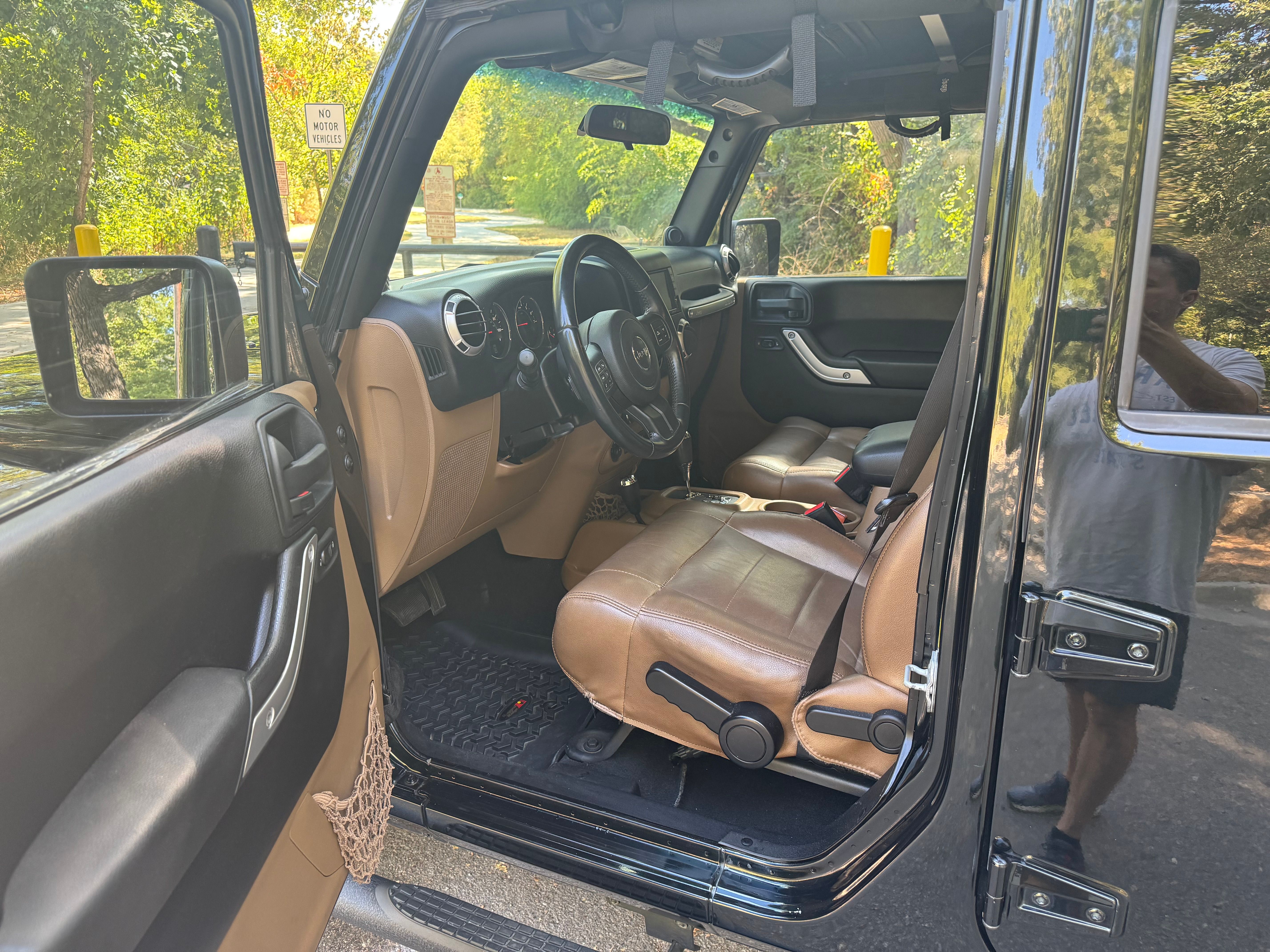 Used 2012 Jeep Wrangler Unlimited Sahara w/ Connectivity Group AWD/4WD image 27