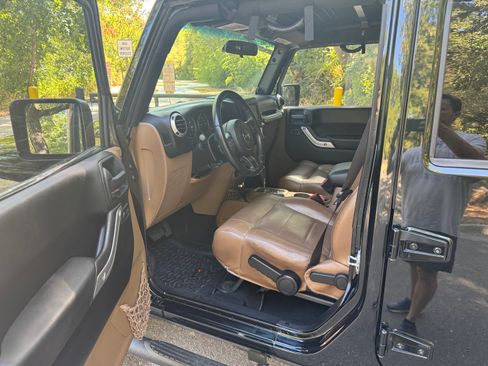 Used 2012 Jeep Wrangler Unlimited Sahara w/ Connectivity Group AWD/4WD image 27