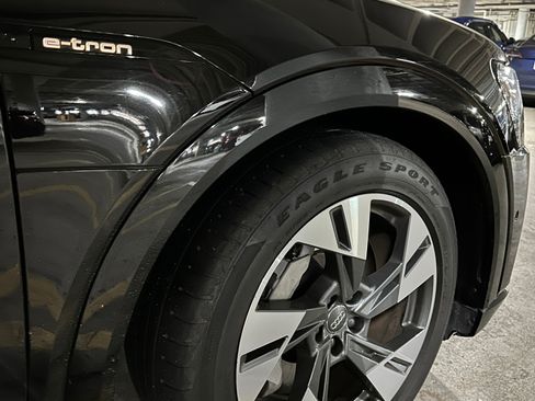 Used 2021 Audi e-tron Prestige w/ Prestige Package image 12