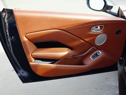 Used 2020 Aston Martin V8 Vantage Coupe image 12