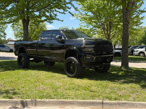 Used 2025 RAM 3500 Limited AWD/4WD image 18