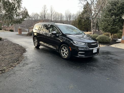 Used 2023 Chrysler Pacifica Limited w/ Uconnect Theater Family Group image 10