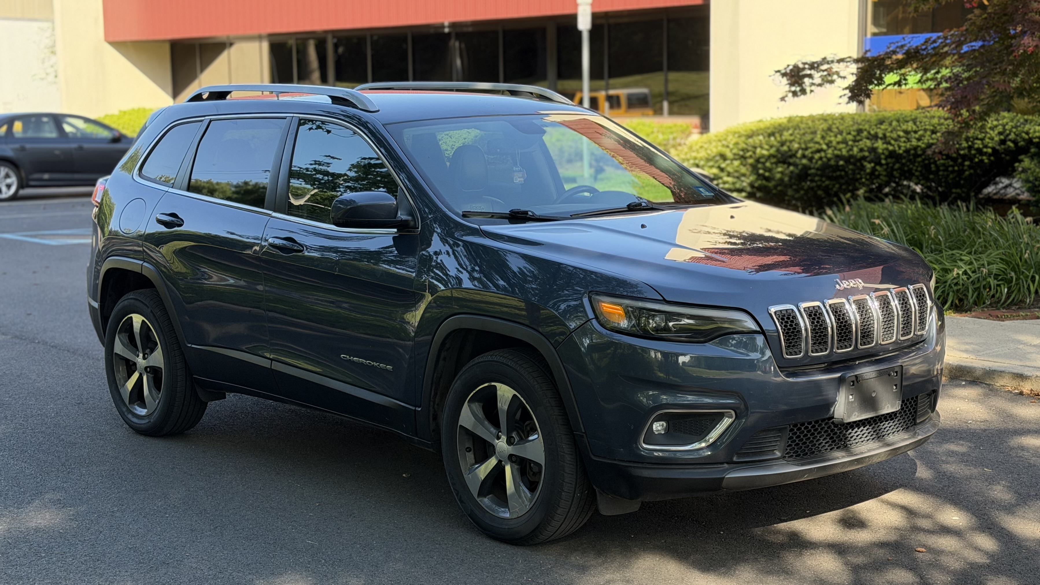 Used 2019 Jeep Cherokee Limited AWD/4WD image 4