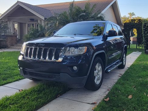 Used 2011 Jeep Grand Cherokee Laredo image 1