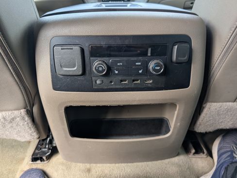 Used 2018 Chevrolet Suburban LT image 15