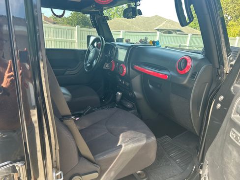 Used 2013 Jeep Wrangler Unlimited Sport image 6