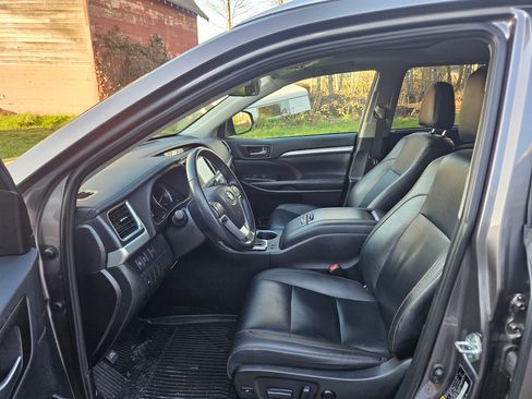 Used 2019 Toyota Highlander XLE image 17