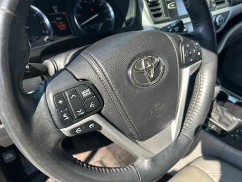 Used 2014 Toyota Highlander XLE image 16