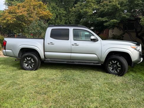Used 2022 Toyota Tacoma SR AWD/4WD image 1