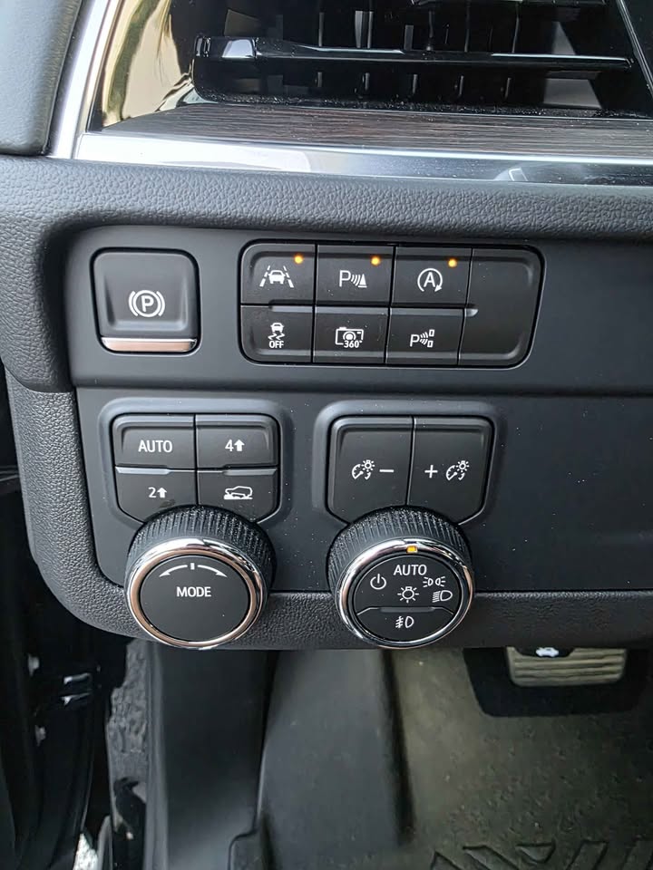 Used 2026 Chevrolet Suburban LT w/ Comfort Package AWD/4WD image 18