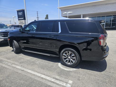Used 2024 Chevrolet Suburban LT w/ LT Signature Plus Package RWD image 2