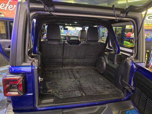 Used 2019 Jeep Wrangler Unlimited Sahara image 17