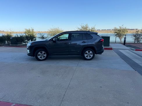 Used 2020 Toyota RAV4 LE image 2