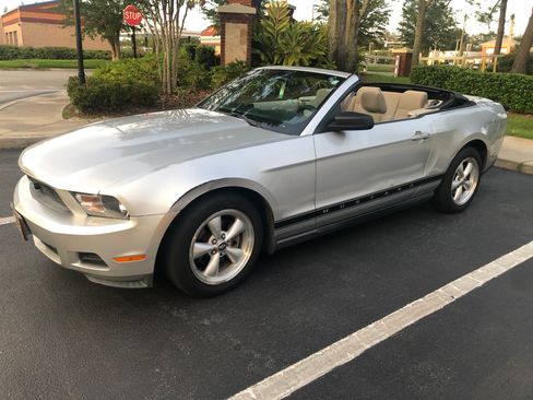 Used 2010 Ford Mustang Convertible image 1