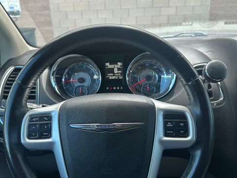 Used 2016 Chrysler Town & Country Touring FWD image 5