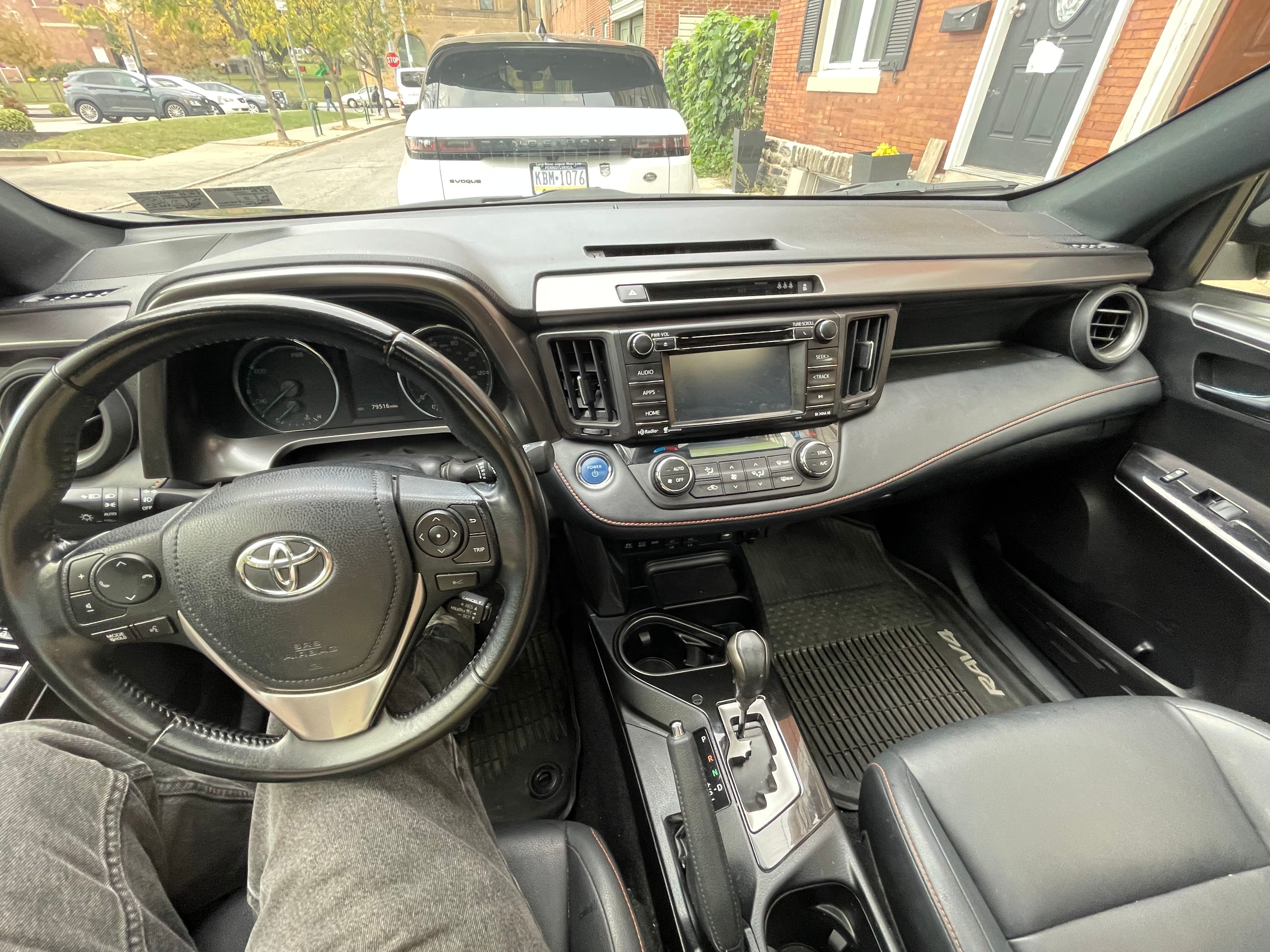 Used 2018 Toyota RAV4 SE AWD/4WD image 8