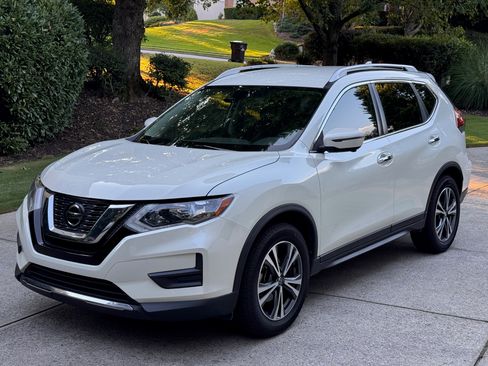 Used 2019 Nissan Rogue SV w/ Premium Package FWD image 2