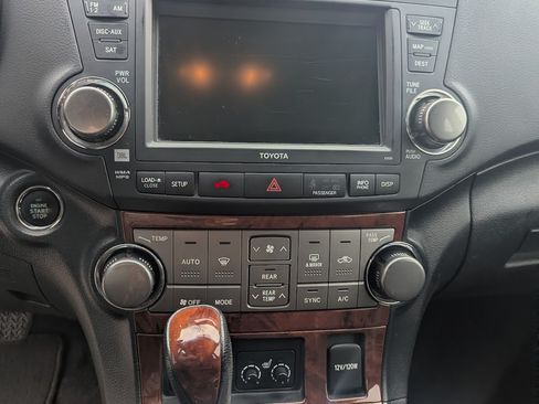 Used 2012 Toyota Highlander Limited w/ Tow Pkg image 22