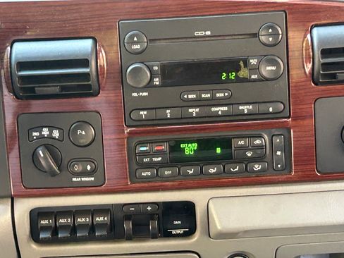 Used 2006 Ford F250 Lariat image 9