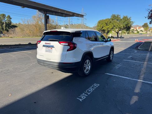 Used 2024 GMC Terrain SLE image 6