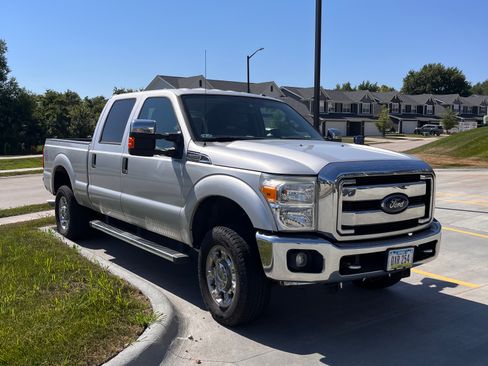 Used 2015 Ford F250 XLT w/ XLT Premium Package AWD/4WD image 2