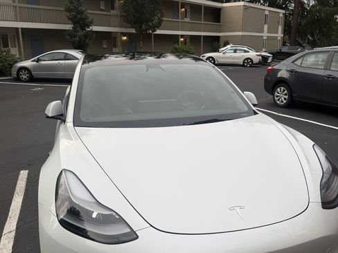 Used 2023 Tesla Model 3 Standard Range image 1