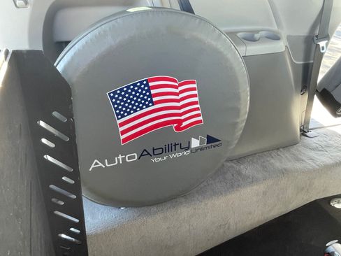 Used 2014 Toyota Sienna LE image 21