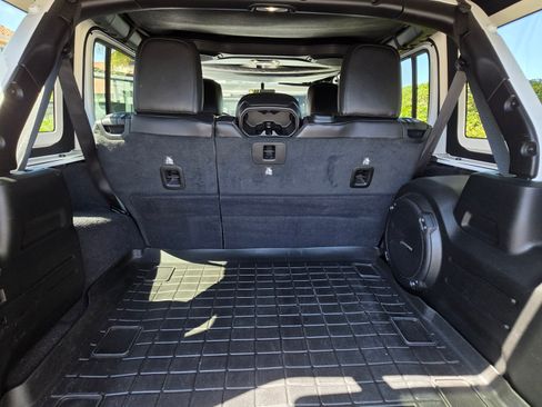 Used 2020 Jeep Wrangler Unlimited Sahara image 10