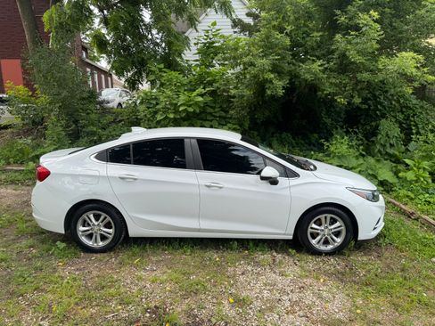 Used 2018 Chevrolet Cruze LT w/ Convenience Package FWD image 1
